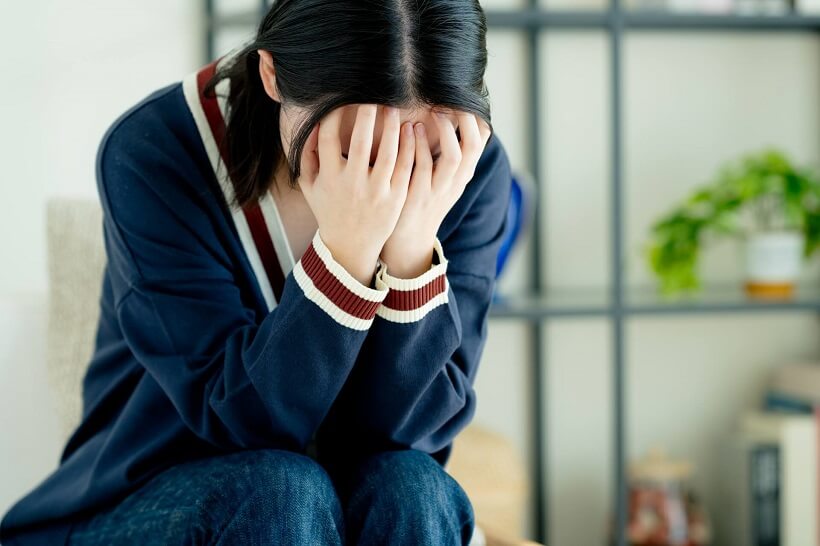 悩む女性